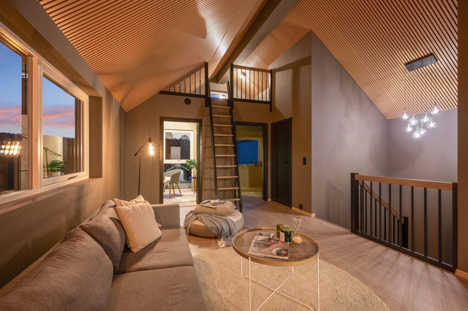 Fra TV-stuen er det adkomst til en hems. (Bildene vist i annonsen er fra Havreveien 13D, så fargene og planløsningen vil variere noe) Galleribilde