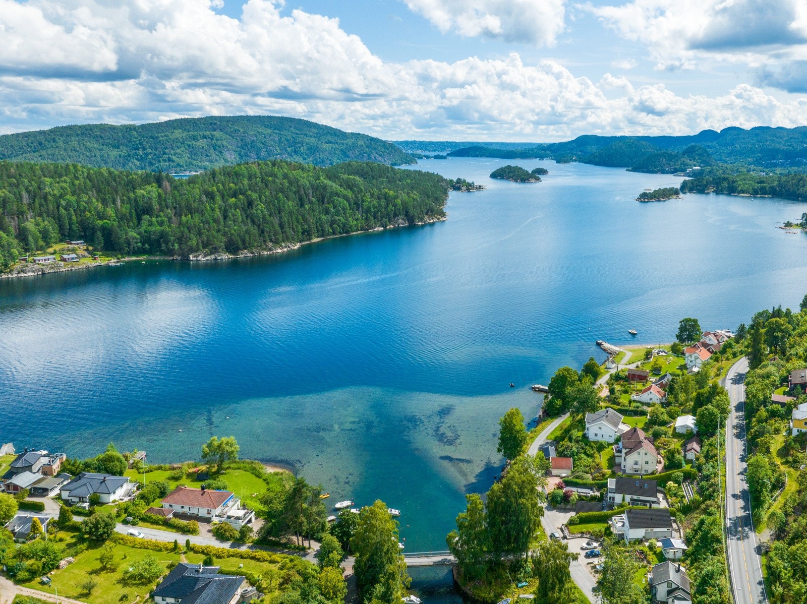 Åros ligger langs fjorden og er et naturskjønt sted. Galleribilde