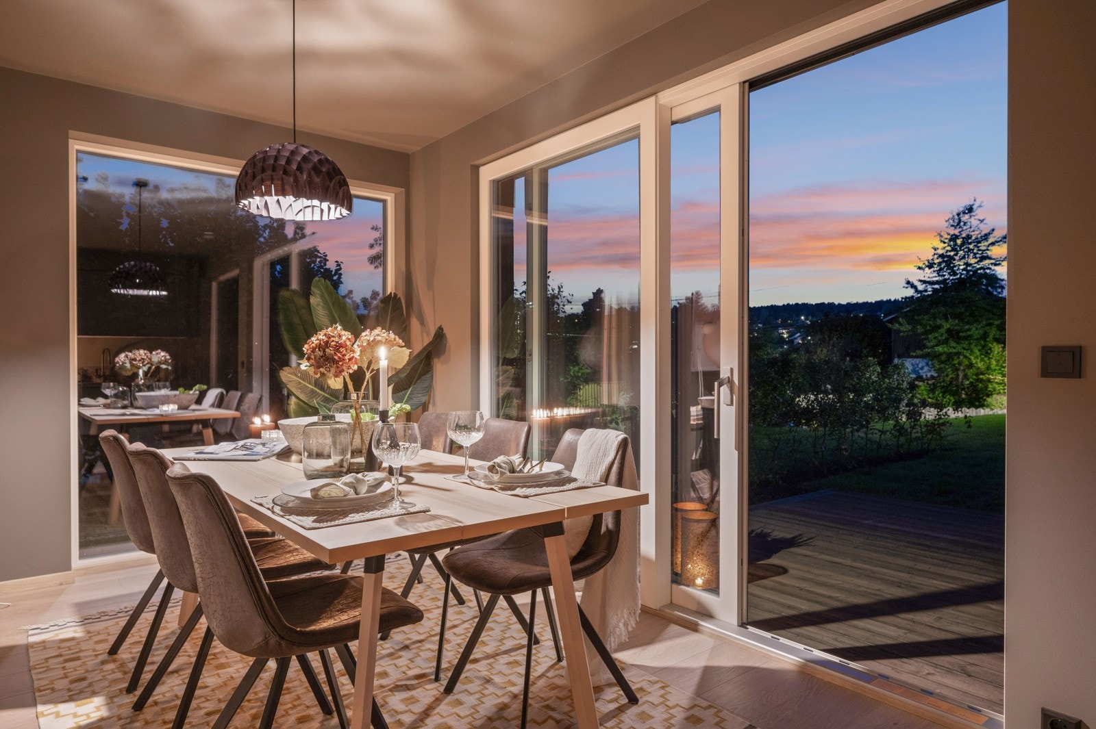 Fra spisestuen er det heve/skyvedør ut på terrassen. (Bildene vist i annonsen er fra Havreveien 13D, så fargene og planløsningen vil variere noe) Galleribilde