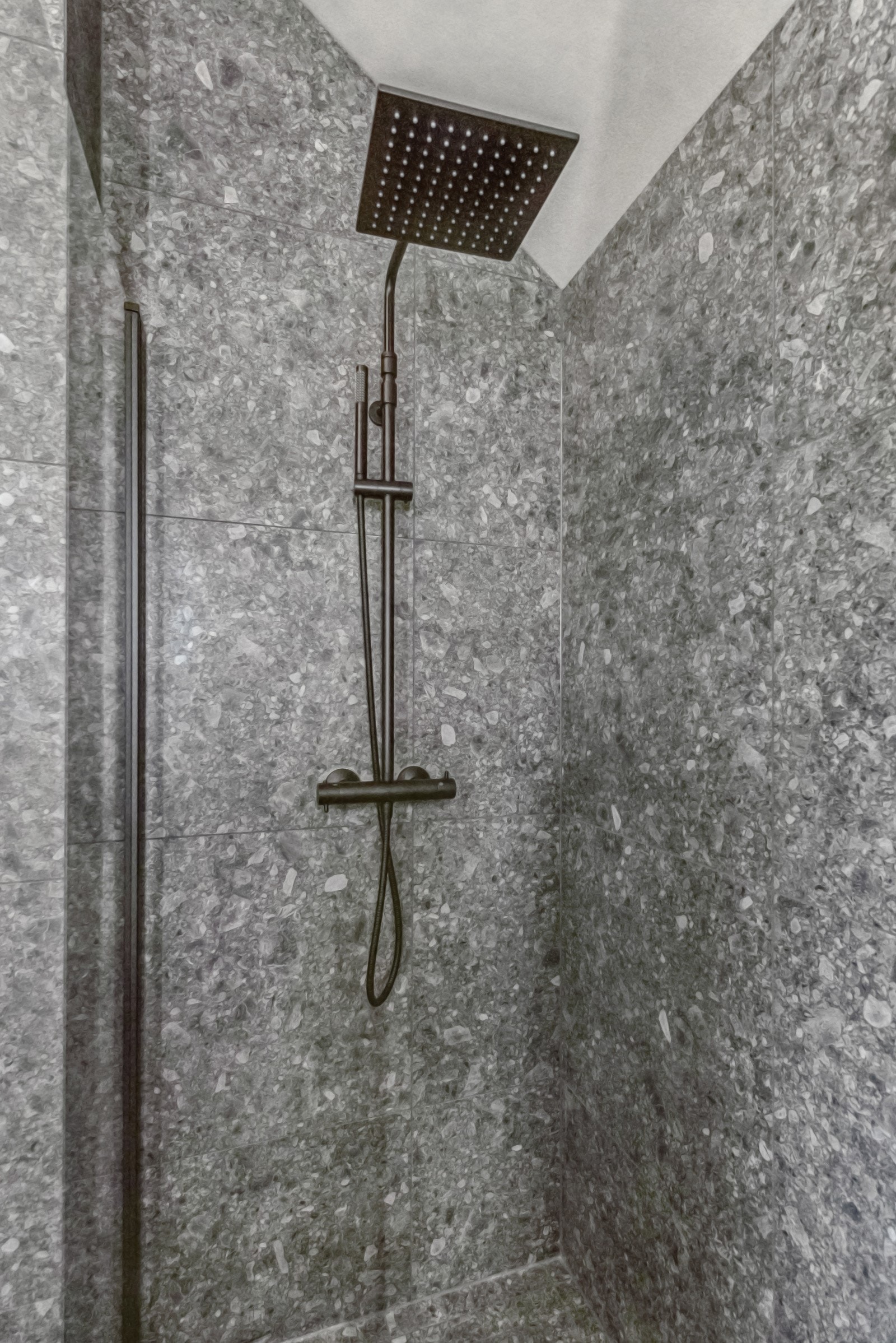 Dusjhjørnet har innfellbare glassdører og regnfallsdusj. (Bildene vist i annonsen er fra Havreveien 13D, så fargene og planløsningen vil variere noe) Galleribilde