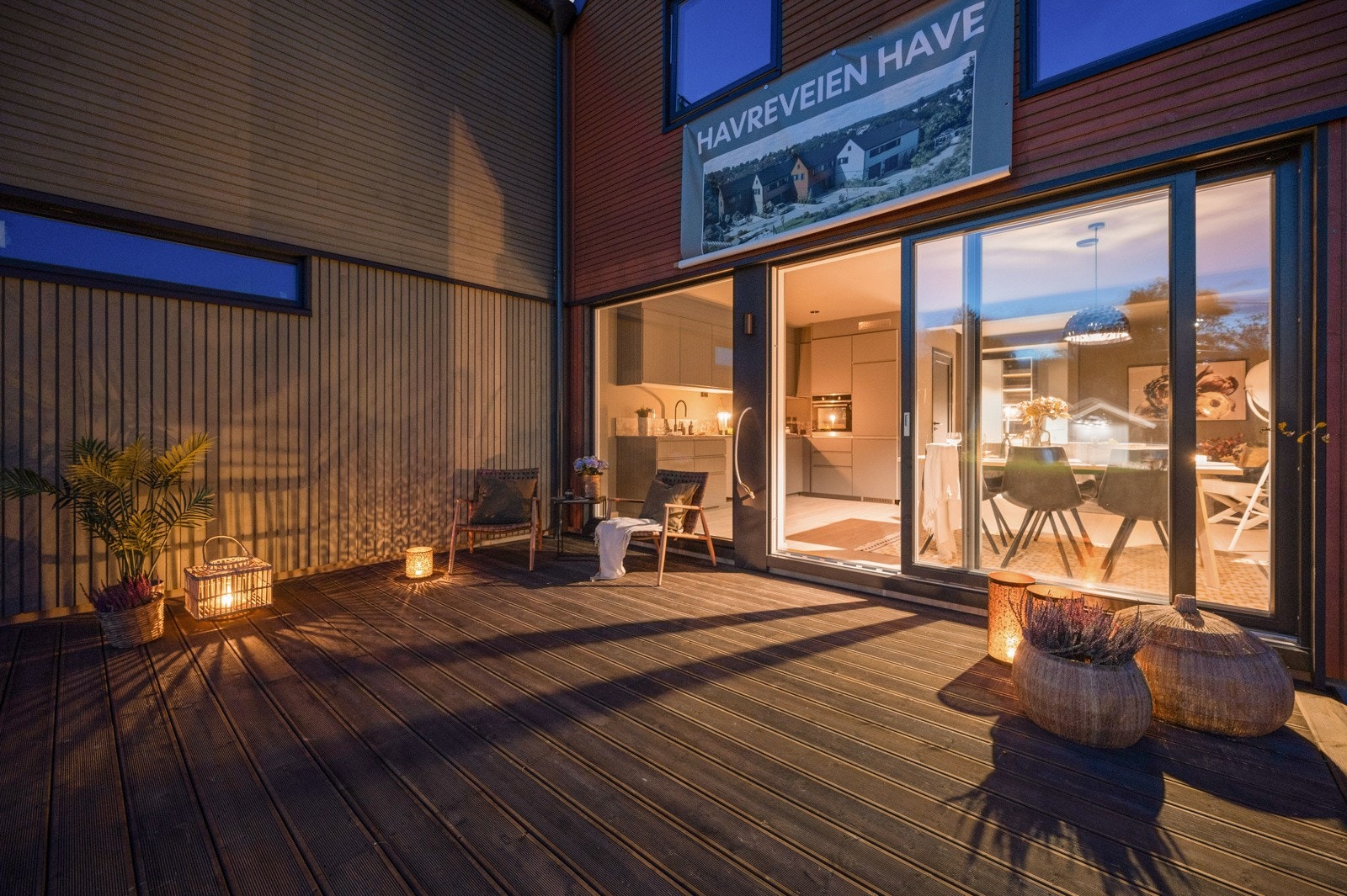 Utenfor kjøkken/spisestue er det en romslig terrasse med god plass til komfortable utemøbler og grill. Galleribilde