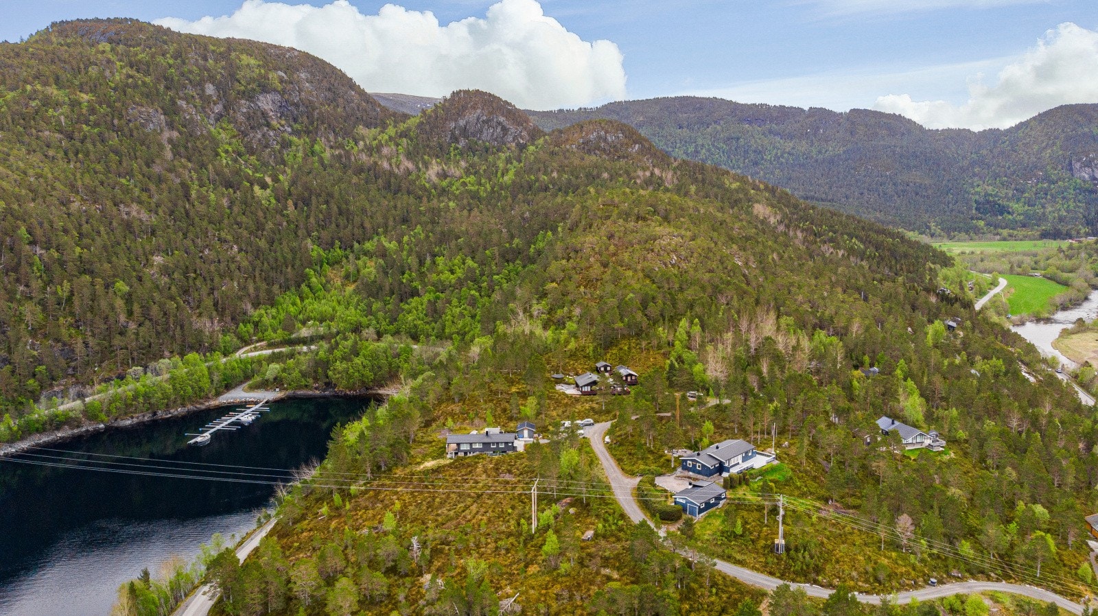 Bilvei helt frem til boligen. Galleribilde