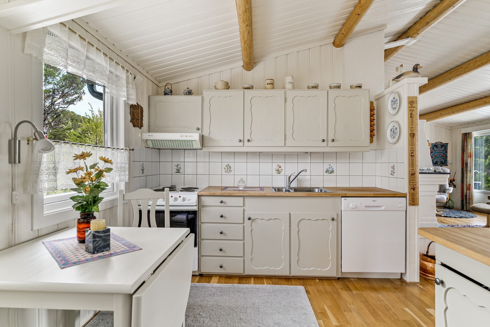 Kjøkkenet er godt utstyrt med skap, skuff og benkeplass. Galleribilde