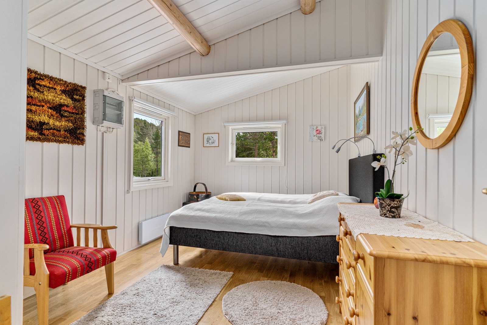 Soverom av god størrelse, malt i lyse farger med god plass til dobbelseng og garderobeskap. Galleribilde