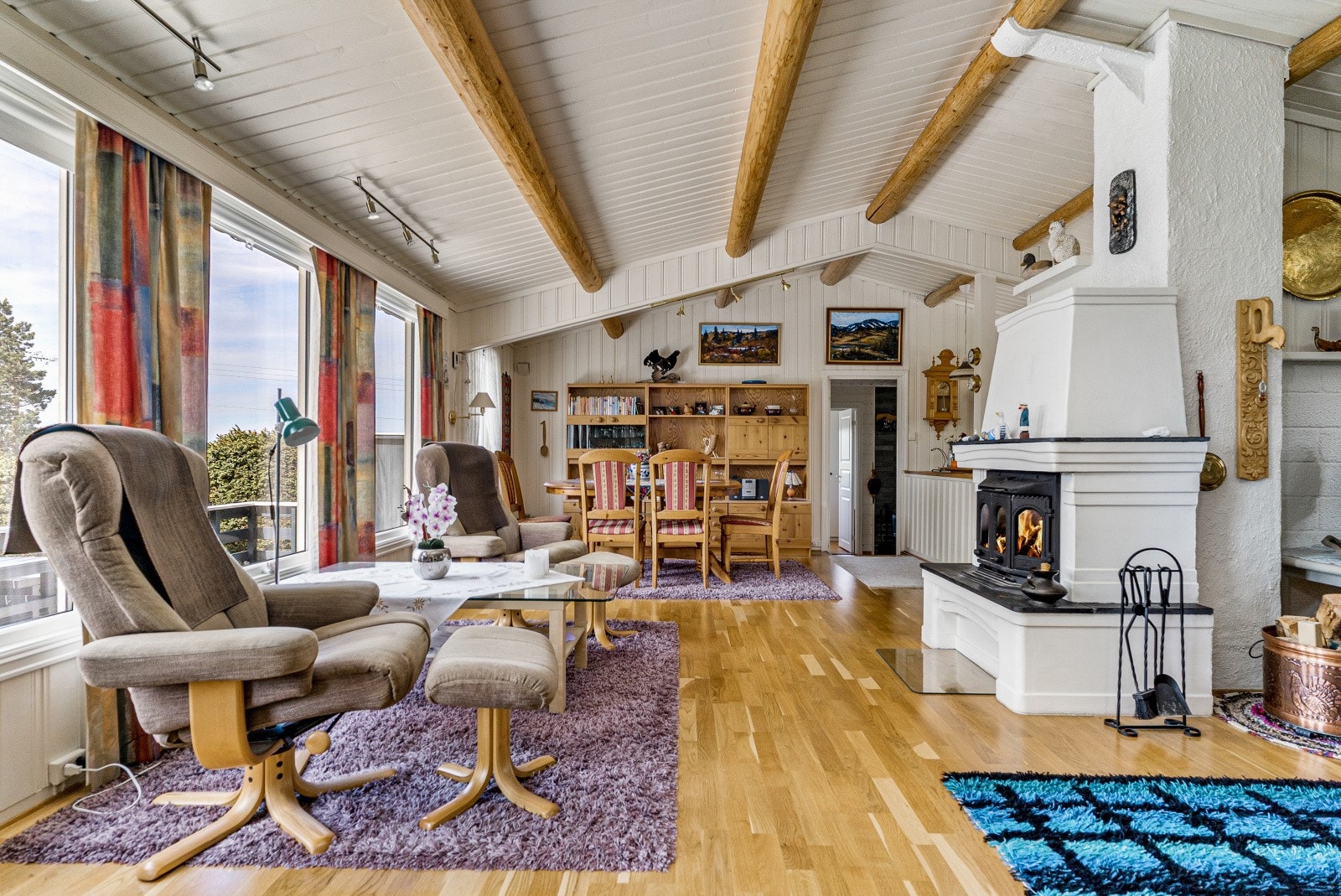 Innbydende stue med store vindusflater og åpen stue/kjøkkenløsning. Galleribilde