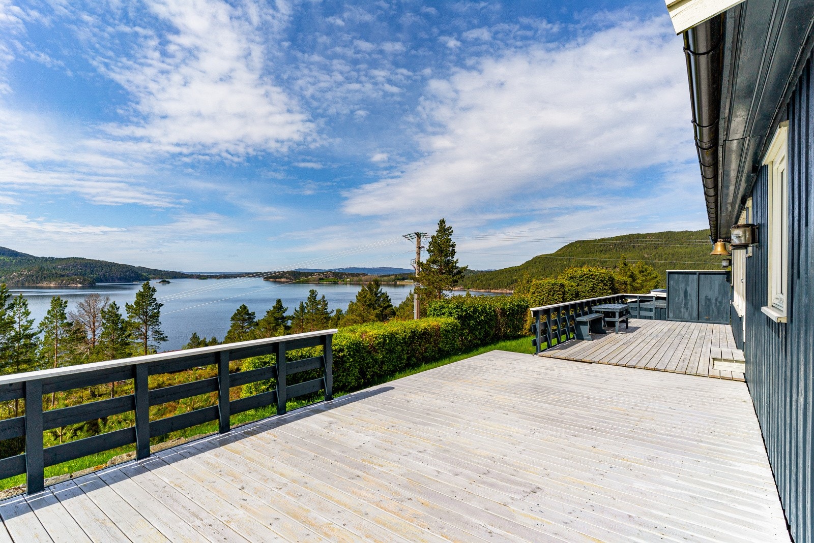 Stor og romslig vestvendt terrasse på hele 90 kvm rundt store deler av boligen. Galleribilde