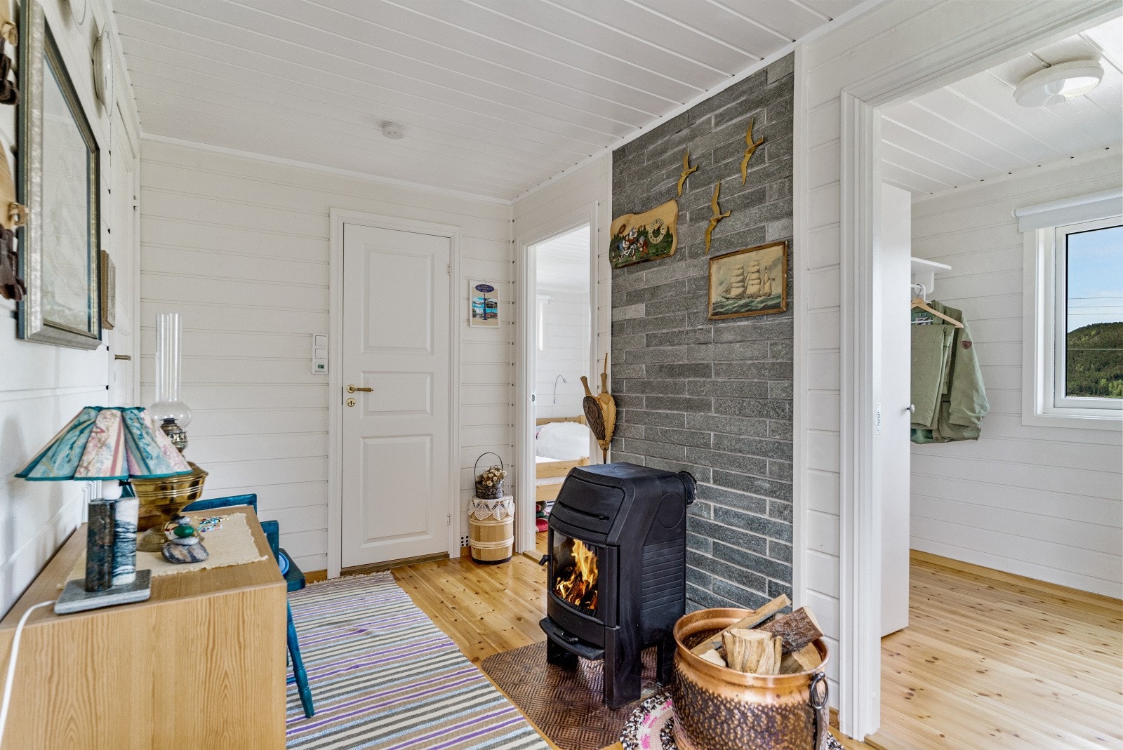 Ved entré ligger 1 av 2 vedovner, begge pipene har utført branntilsyn i 2022 uten bemerkninger. Galleribilde