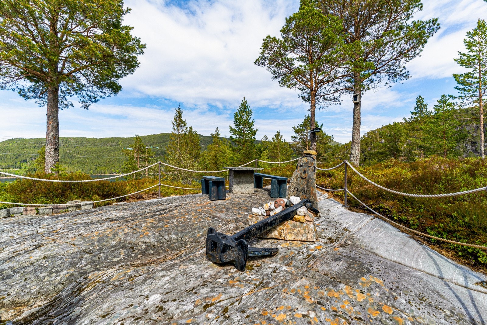 En solrik eiendom med sitteplasser rundt hele huset. Galleribilde