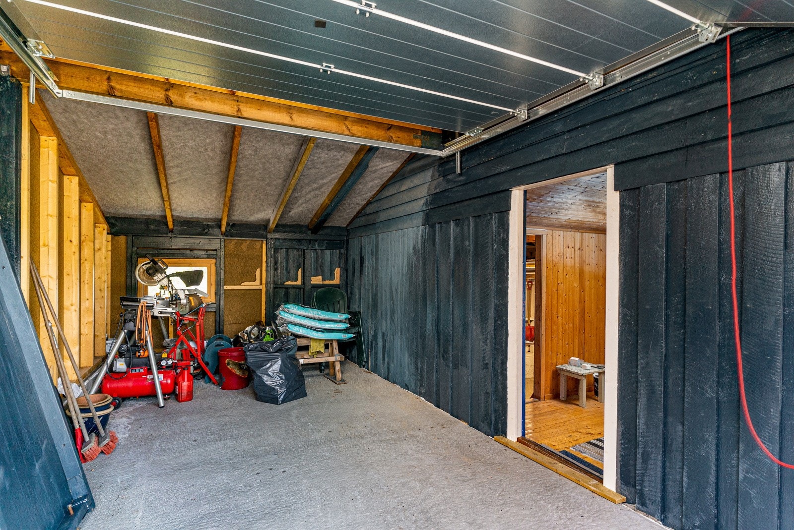 I garasjen er det gjennomgang til både anneks og båtplass. Galleribilde