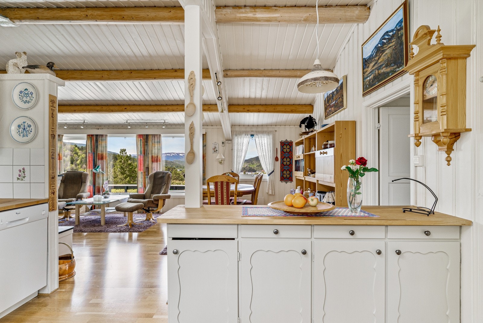 Kjøkkenet er av god størrelse og er forlenget med kjøkkenøy. Galleribilde