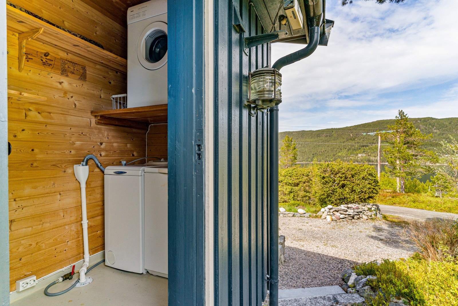 Etablert vaskerom på hjørnet av fritidsboligen, rom for både vaskemaskin og tørketrommel. Galleribilde
