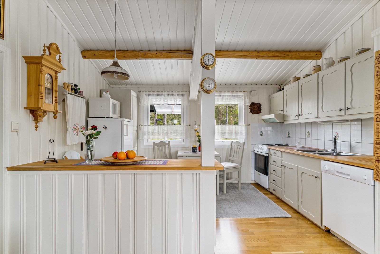 Kjøkkeninnredning med profilerte fronter med frittstående hvitevarer. Galleribilde