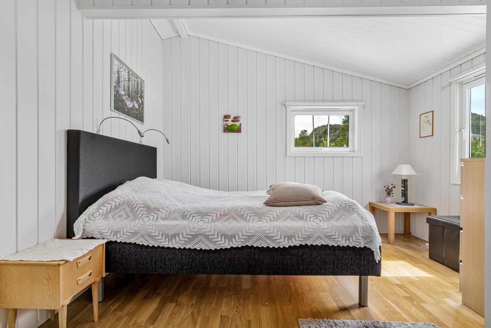 Lyst og romslig hovedsoverom på ca 13 kvm, kan enkelt innredes etter behov. Galleribilde