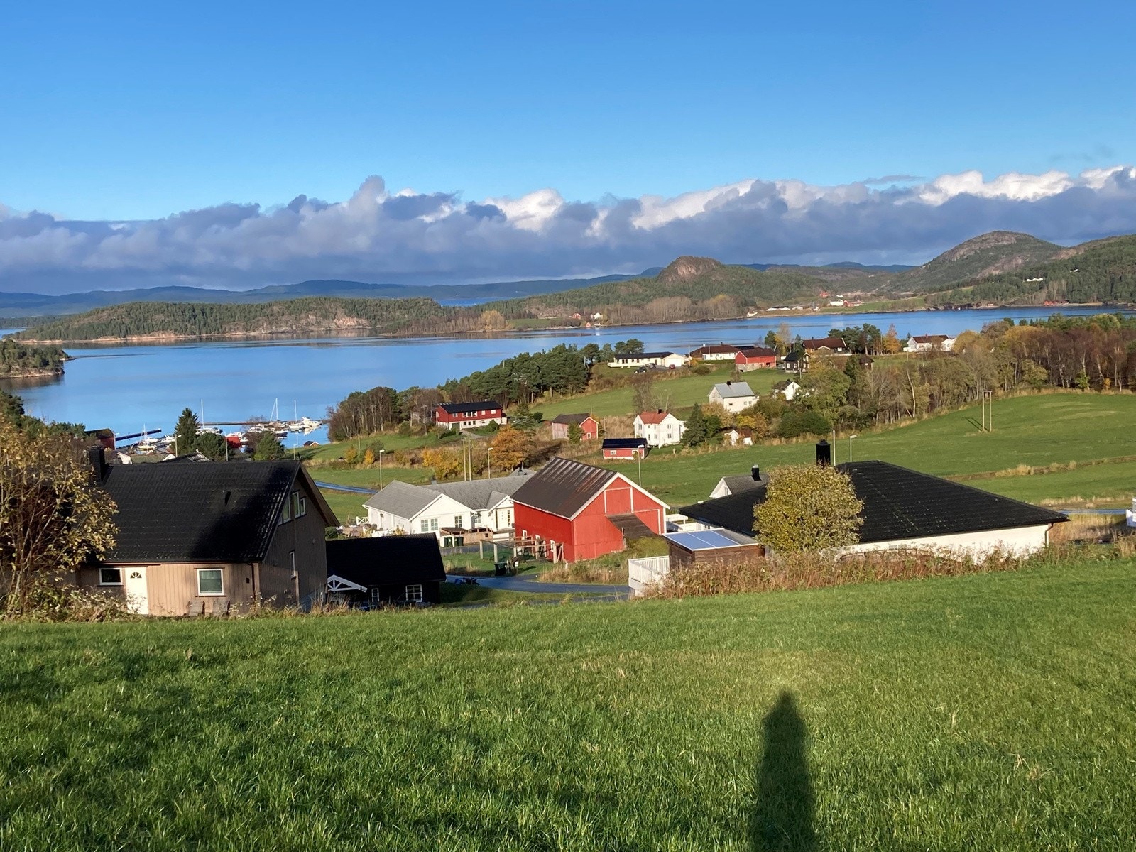 Fra hytta er det ca. 4 km til Hellandsjøen båthavn med mulighet for båtplass for de som ønsker det. Galleribilde