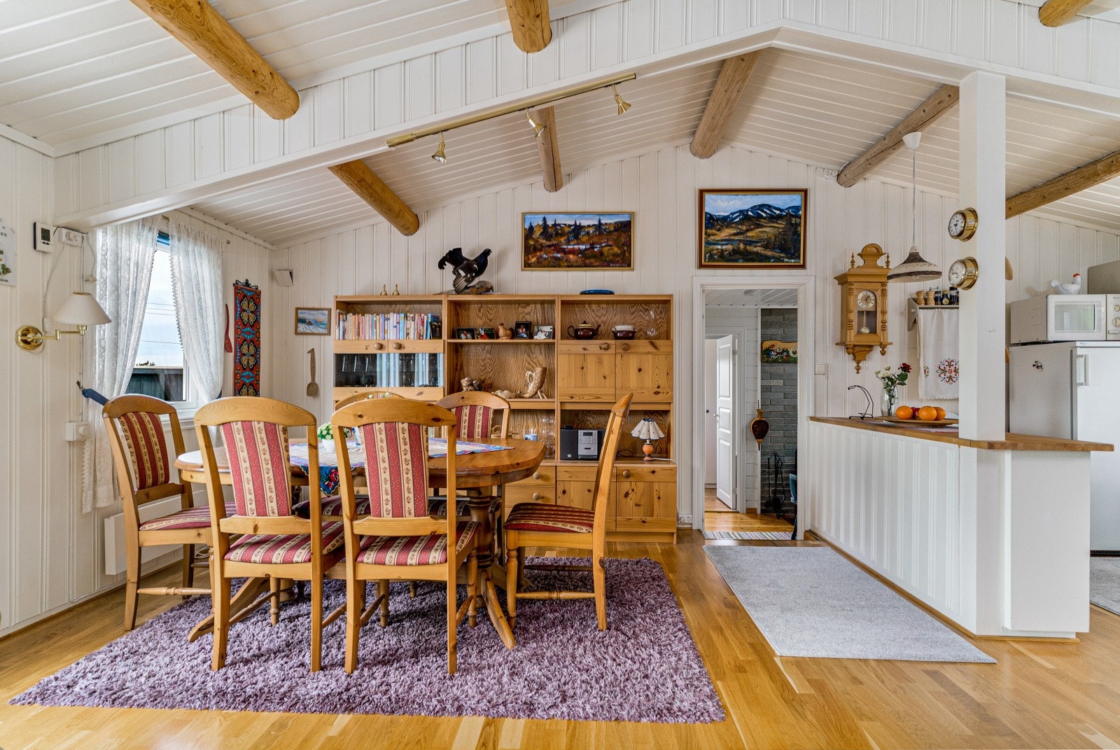 God plass til stor spisegruppe mellom stue og kjøkken. Galleribilde