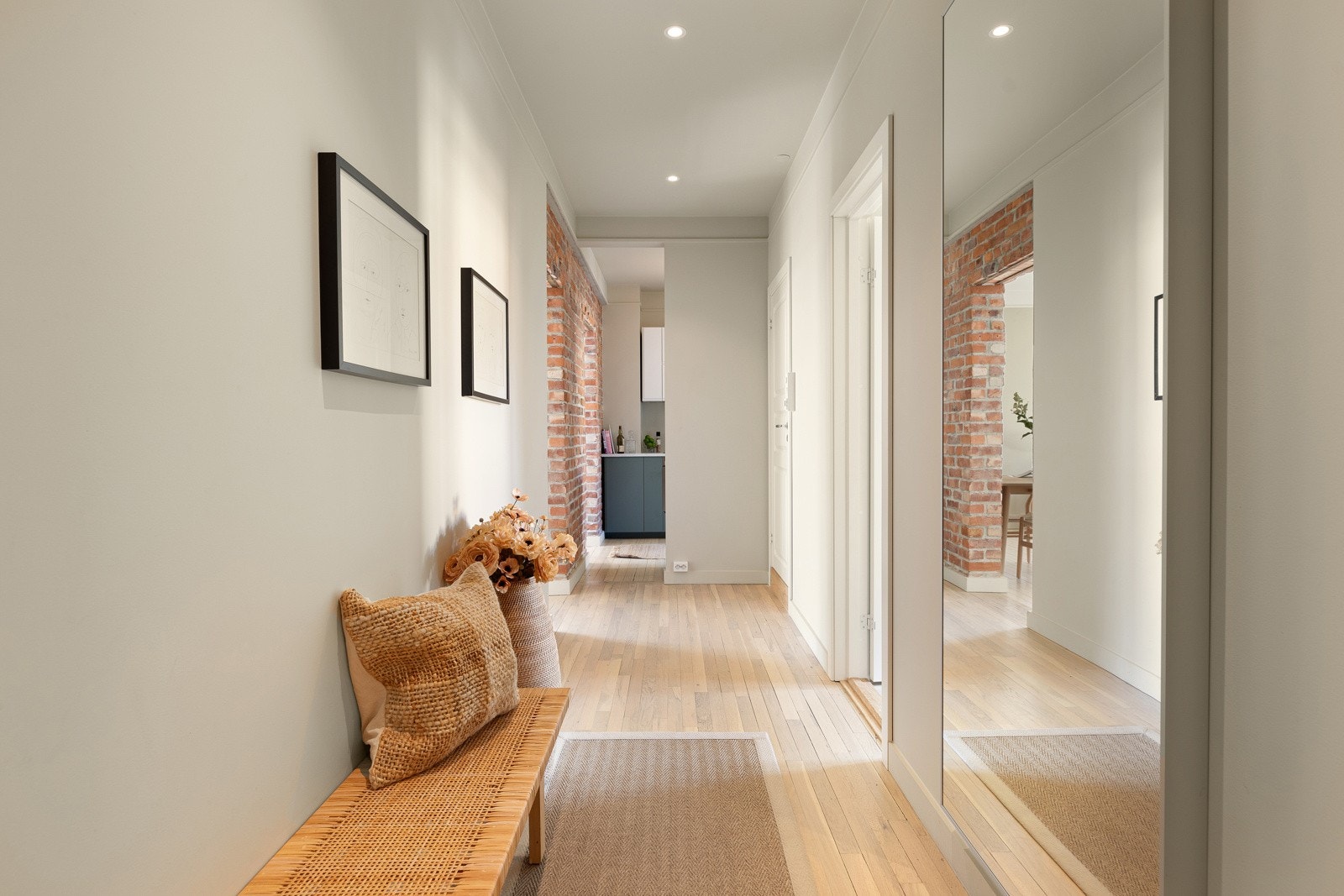 Innbydende og romslig entrè med lekker eikegulv og lysmalte vegger og tak, samt innfelte downlights i taket Galleribilde