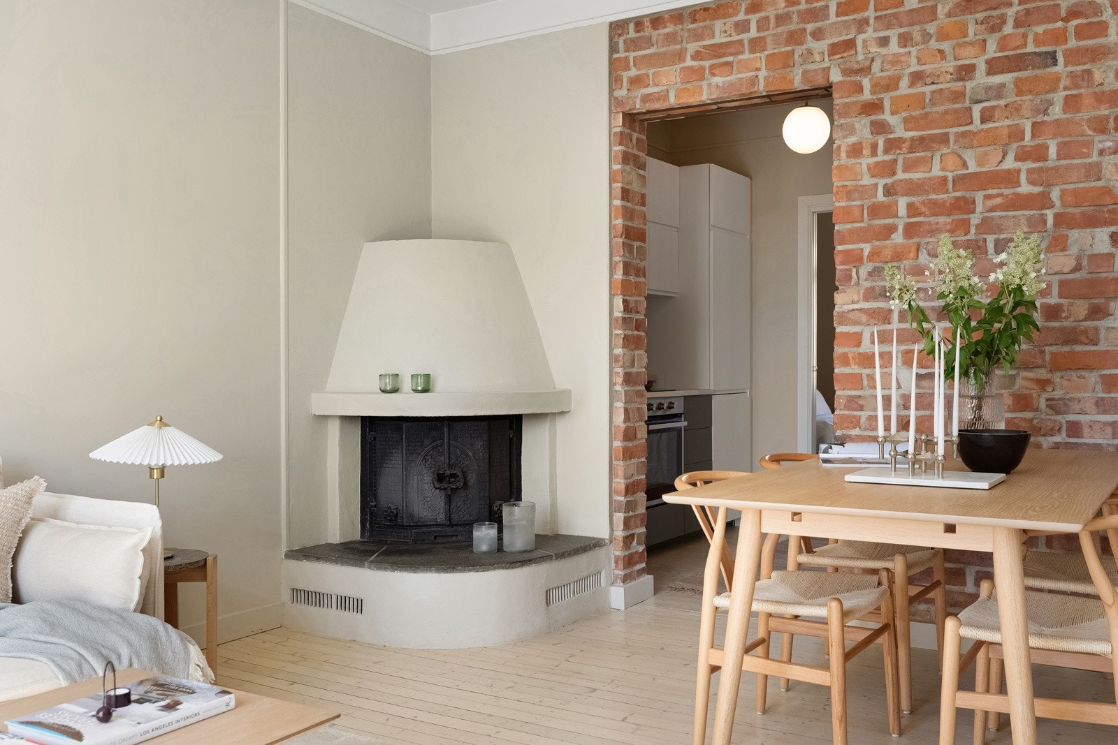 I stuen er det peis som gir godt med varme og ekstra hygge Galleribilde