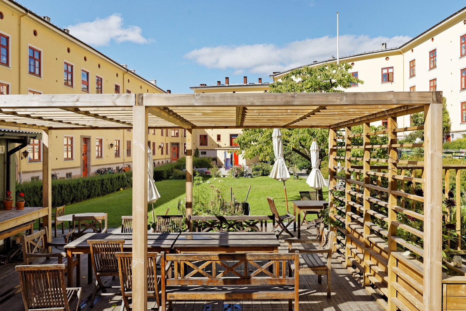 Bakgården kan benyttes sommer som vinter Galleribilde