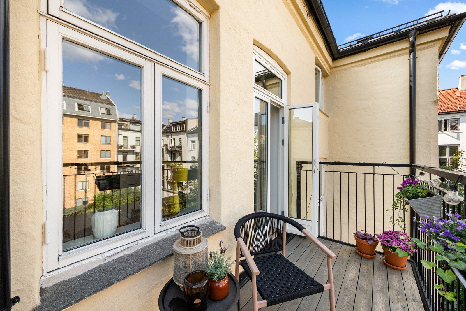 Her har man god plass til utemøbler og blomster. Galleribilde