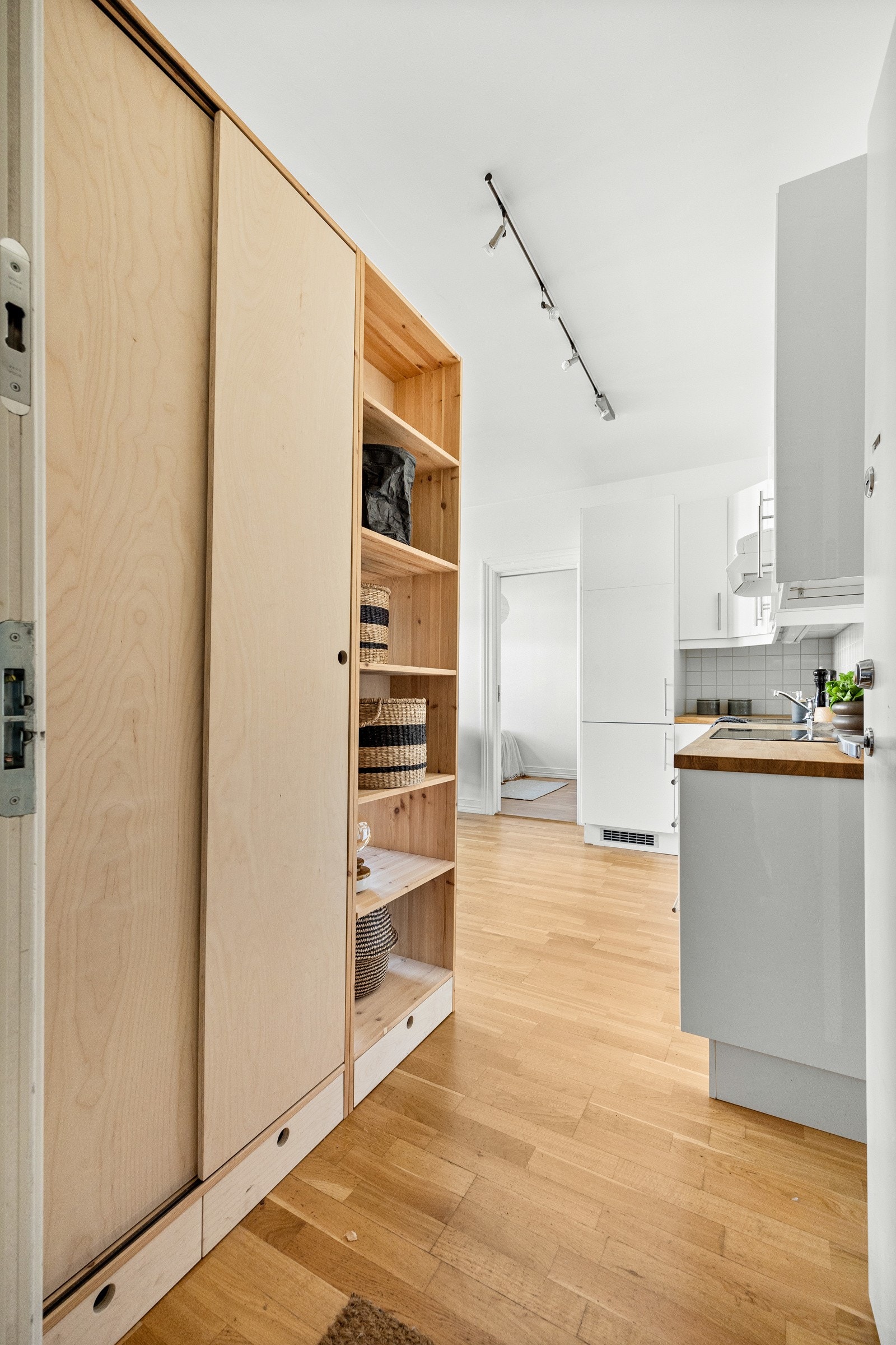 Smart plassbygget skapløsning fungerer som en romdeler mellom entre og stuen. Her har man godt med oppbevaringsplass på mot entredør og mot stuen. Galleribilde