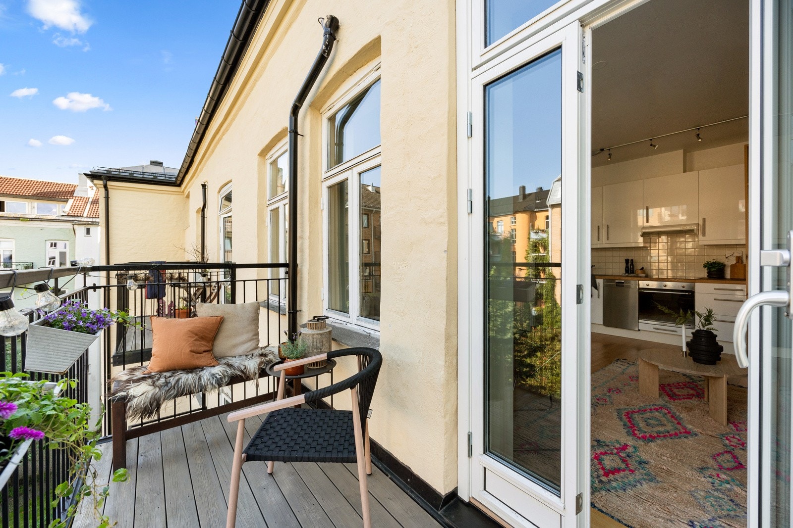 Balkongen er på 5 kvm og gir et flott ekstra rom i sommerhalvåret. Galleribilde