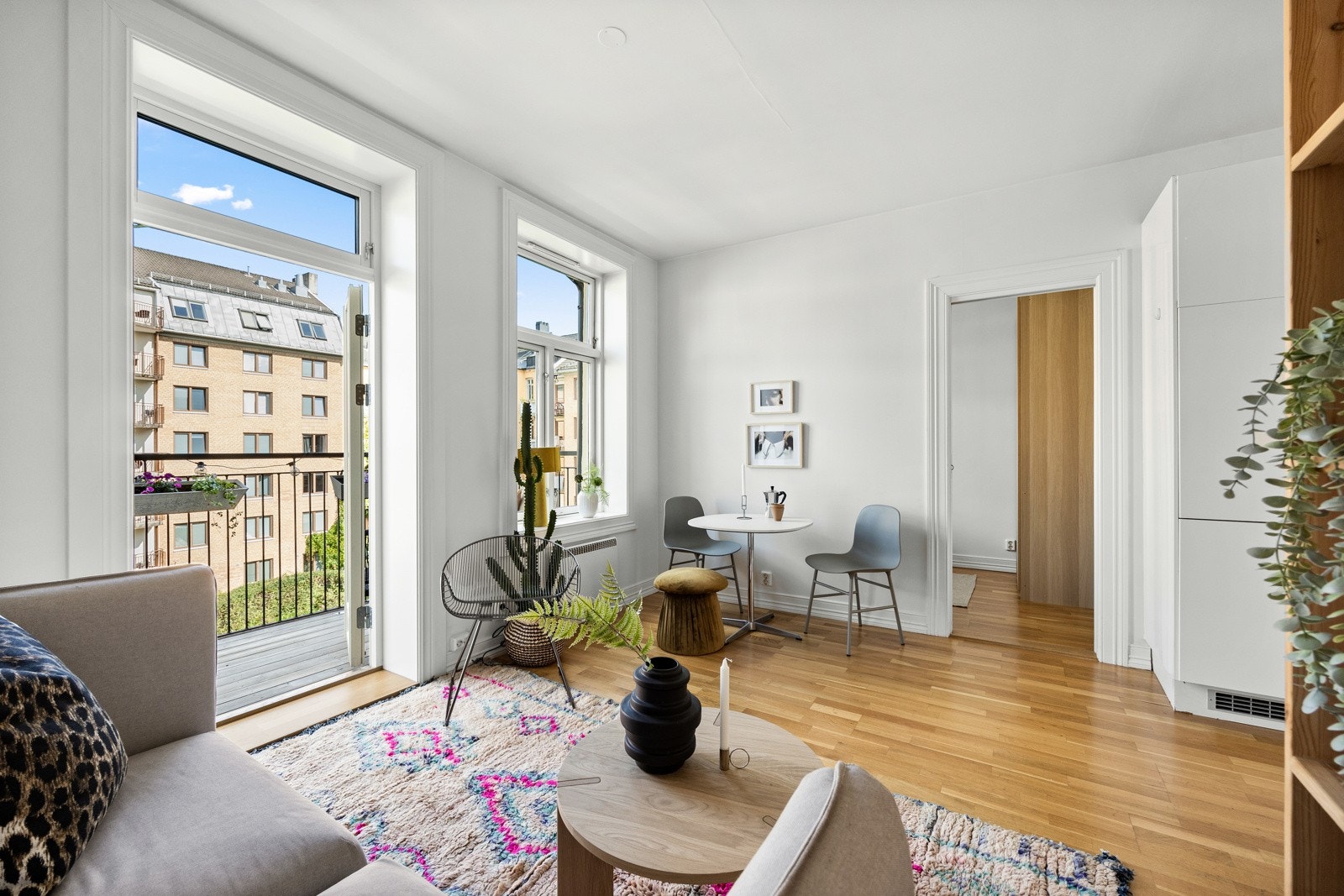 Stuen har en flott løsning med plass til både sofagruppe, spisebord og oppbevaringsmøbler. Galleribilde