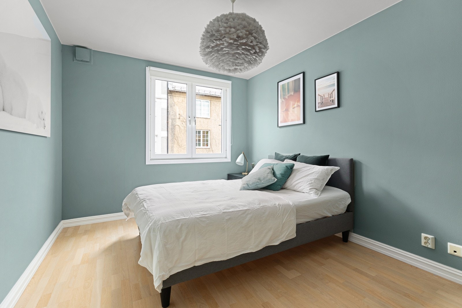 Soverom med god plass til dobbeltseng, nattbord og annet møblement Galleribilde