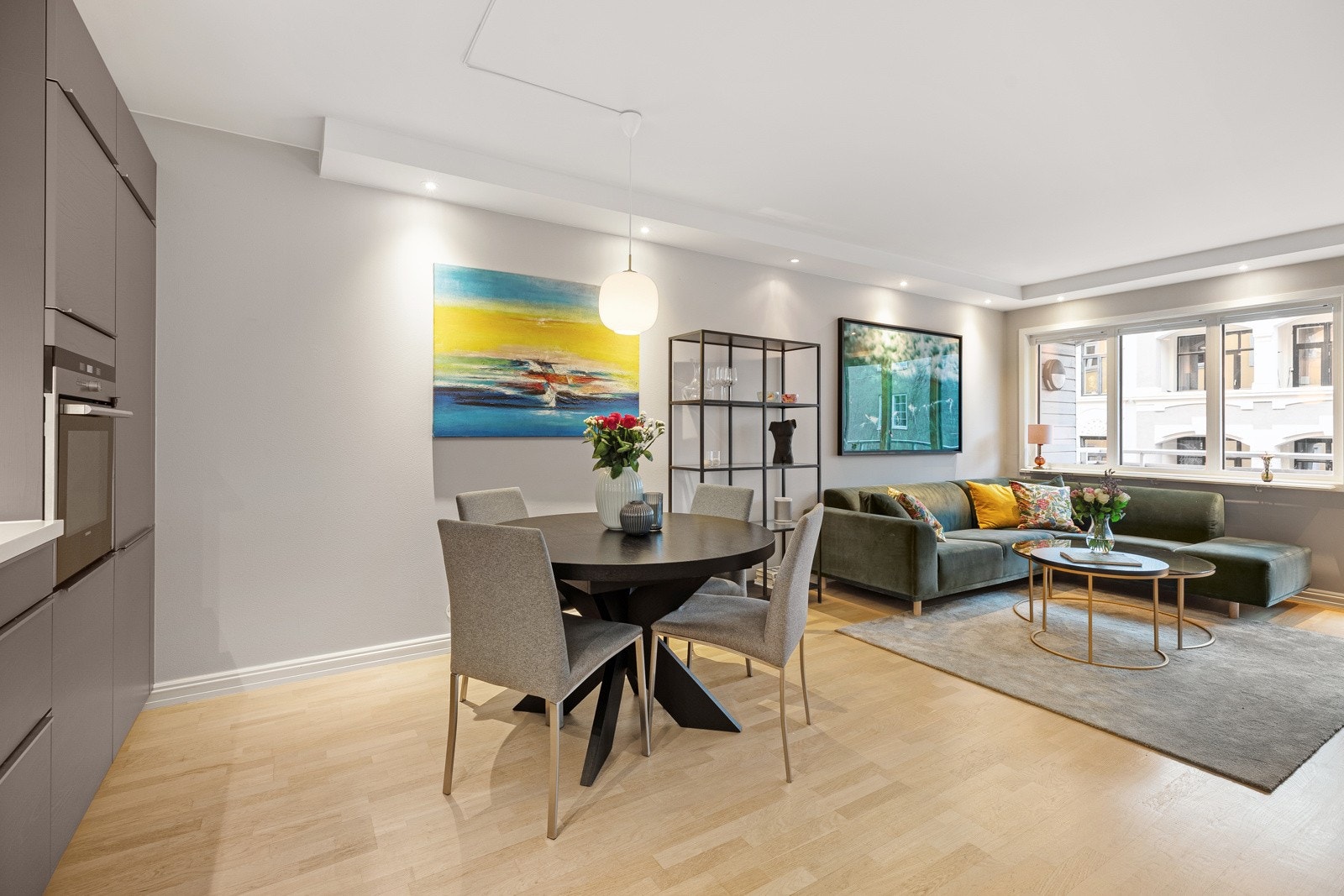 Dette er den perfekte plass for sosiale sammenkomster med en fin balanse mellom stue og kjøkken Galleribilde