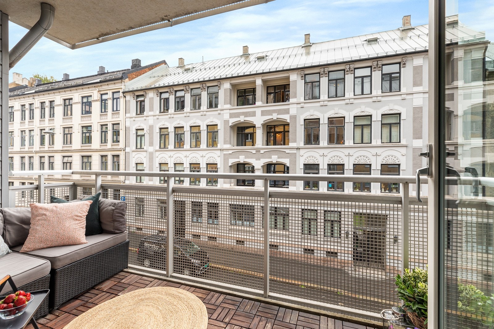 Her har du en romslig balkong med plass til sittemøblement og grill Galleribilde