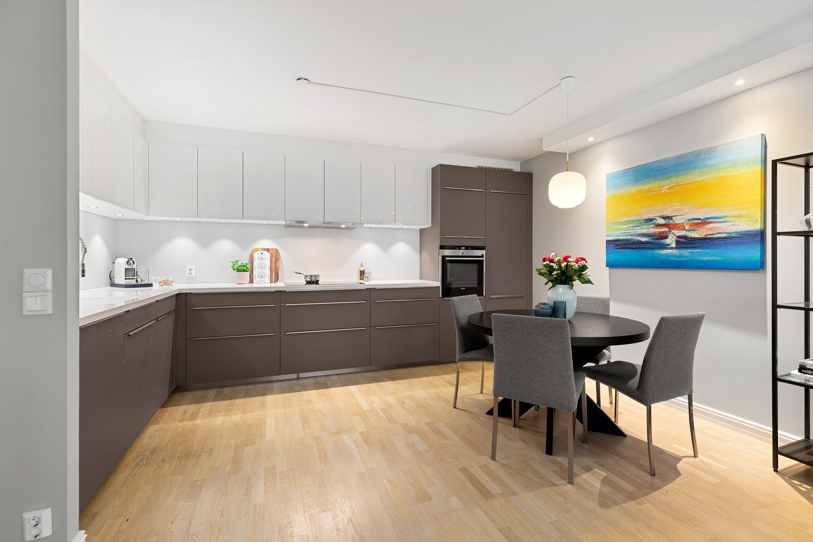 Leiligheten har en åpen stue- og kjøkkenløsning Galleribilde