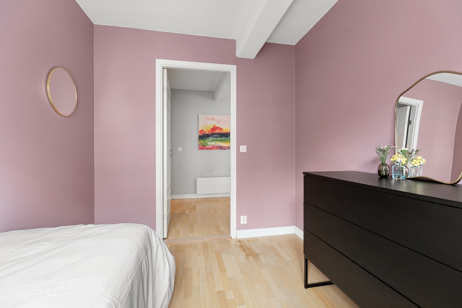 Her er det også god plass til seng og oppbevaringsmøblement Galleribilde