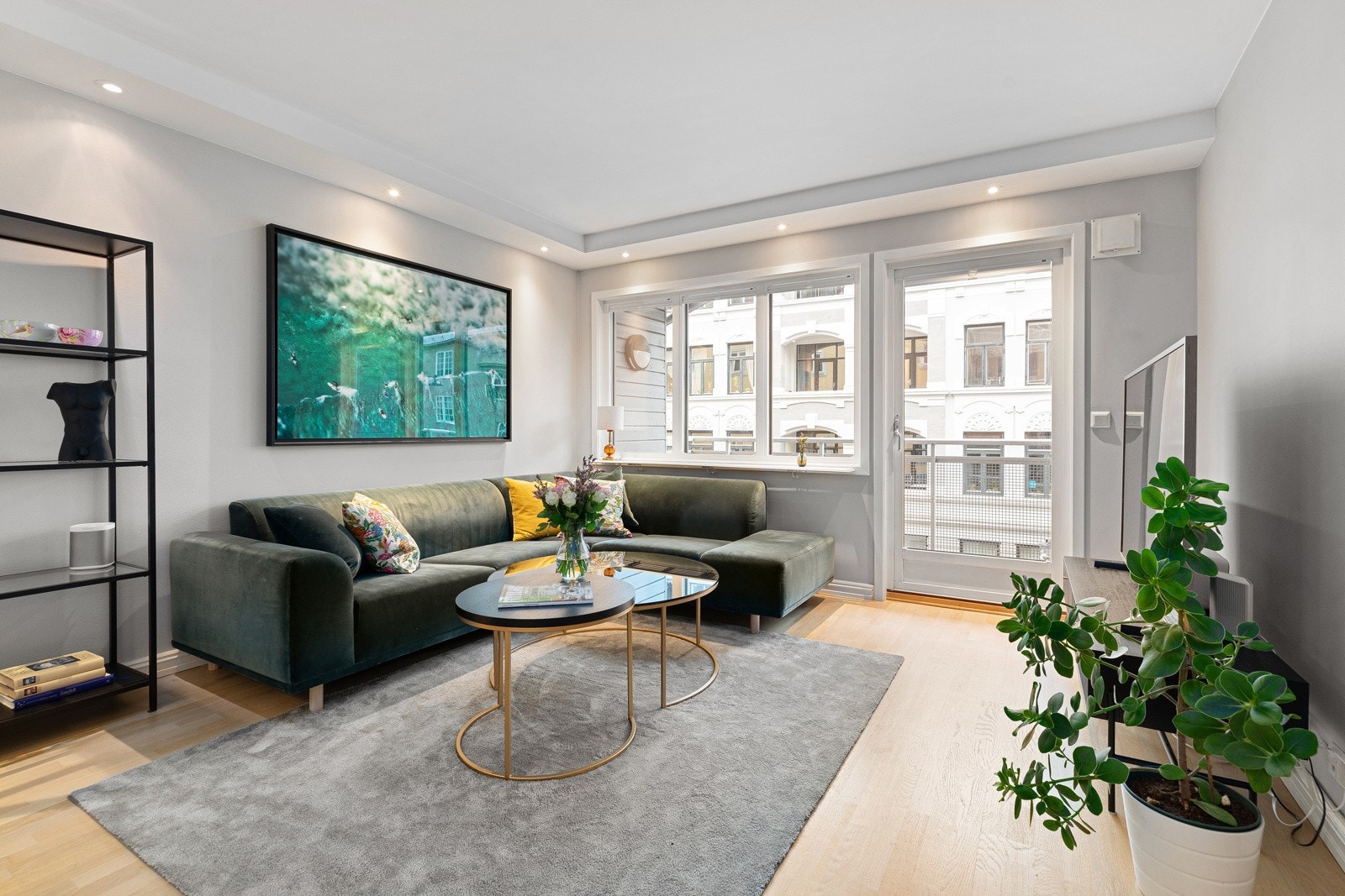 Det er rikelig med naturlig lysinnslipp fra stuens store vindusflater Galleribilde