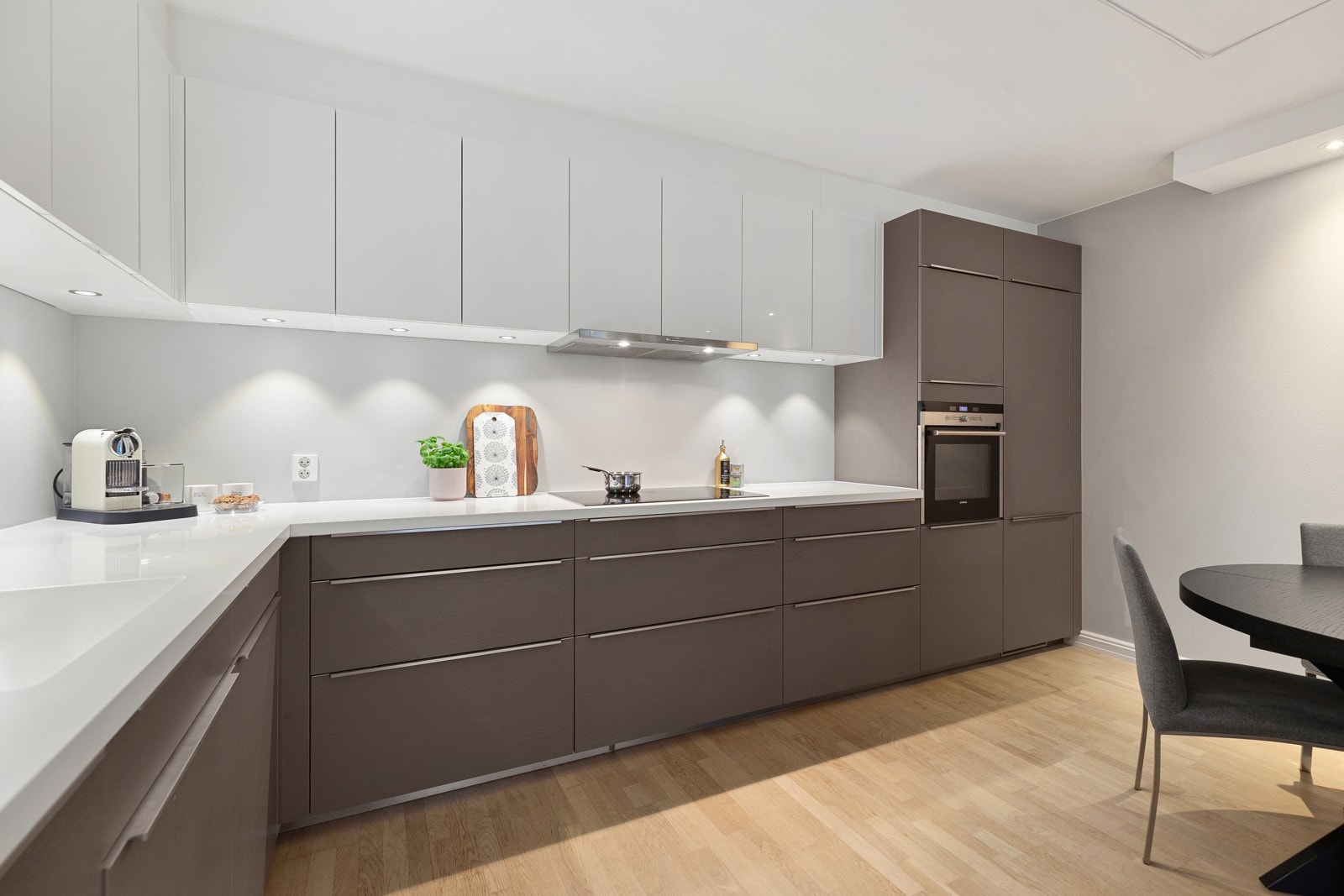 Moderne kjøkken fra Mobalpa, ''costum made'' for leiligheten i 2014 Galleribilde