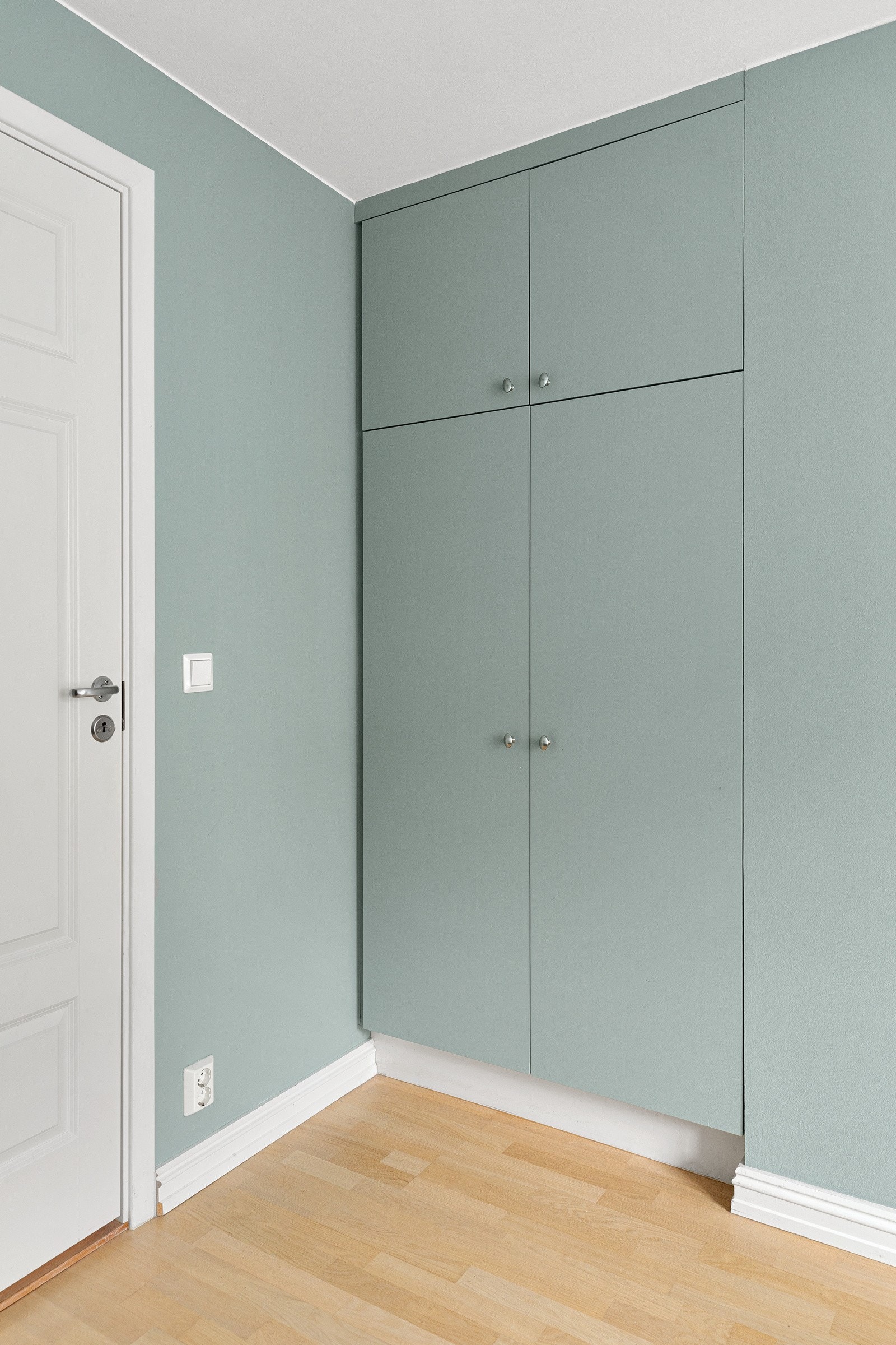 Innebygget garderobeskap med god oppbevaringsplass Galleribilde