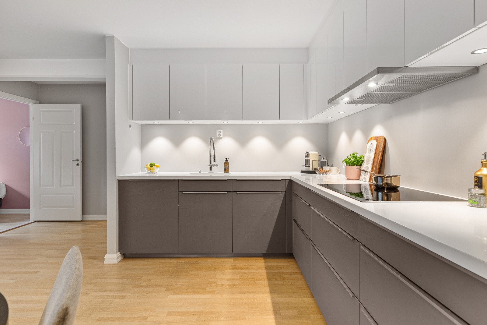 Kjøkkenet er utstyrt med integrerte hvitevarer som kjøleskap med fryser, miele XXL oppvaskmaskin, komfyr, induksjonstopp og avtrekksvifte fra Røroshetta Galleribilde