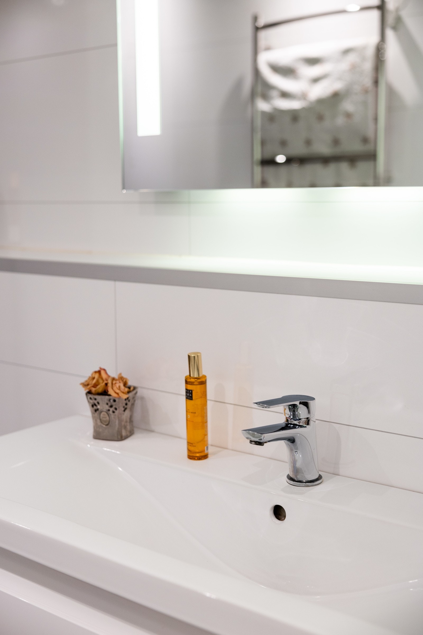 Moderne innredning med lyse overflater Galleribilde