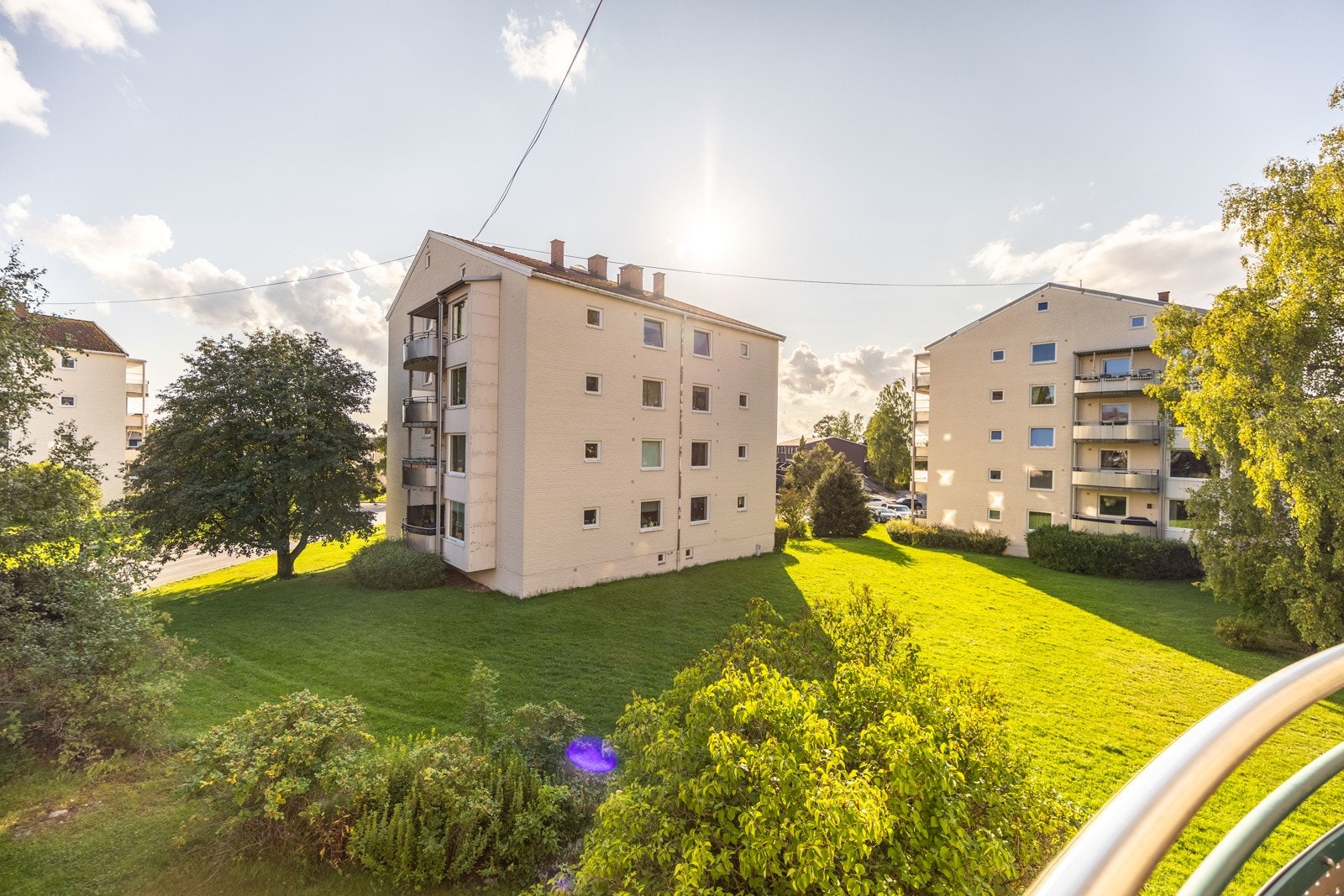 De solfylte dagene kan nytes på den herlige balkongen eller i de fantastiske grøntområdene ved leiligheten. Galleribilde