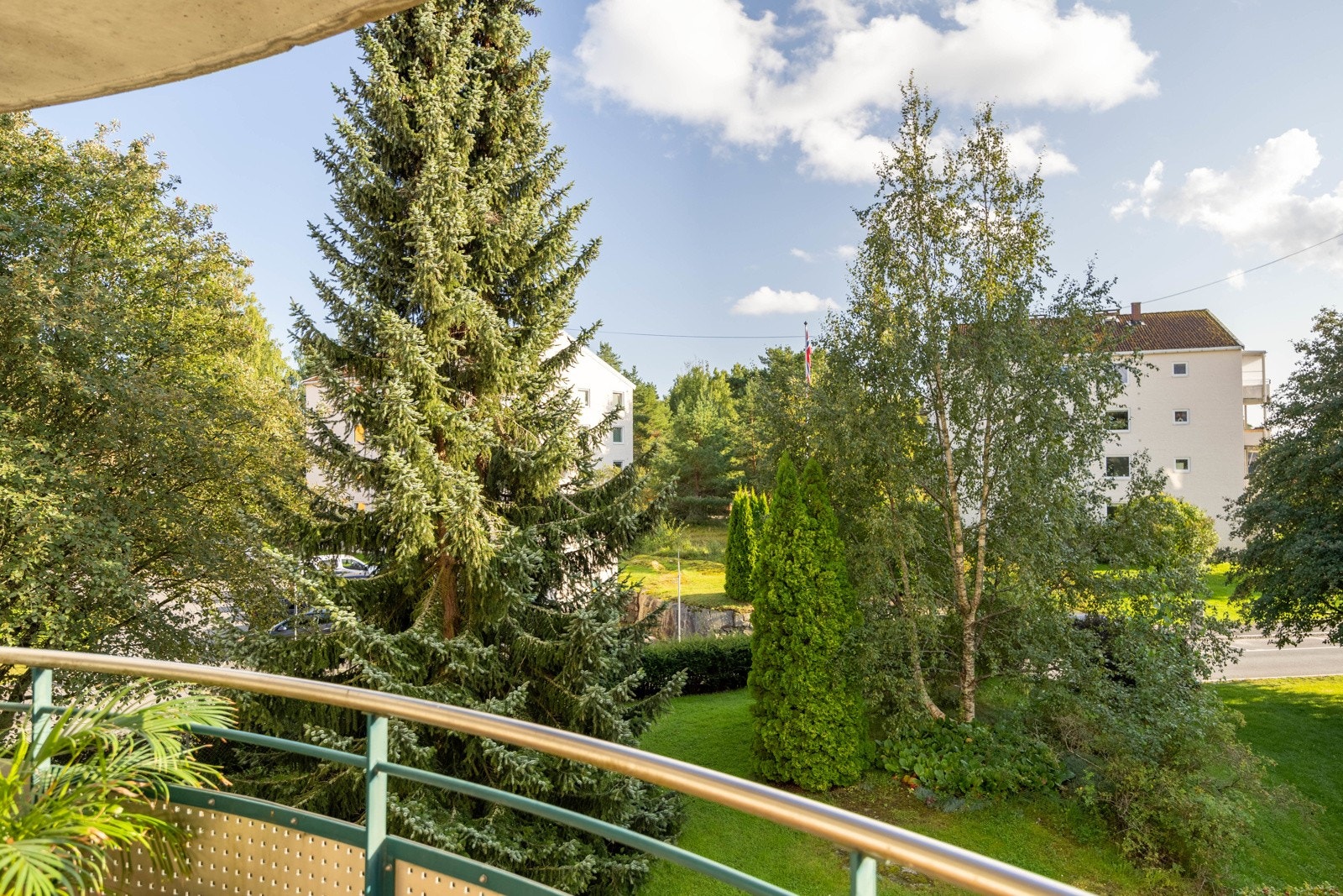 Leiligheten har en solrik balkong med utsyn til velholdte fellesareal. Galleribilde