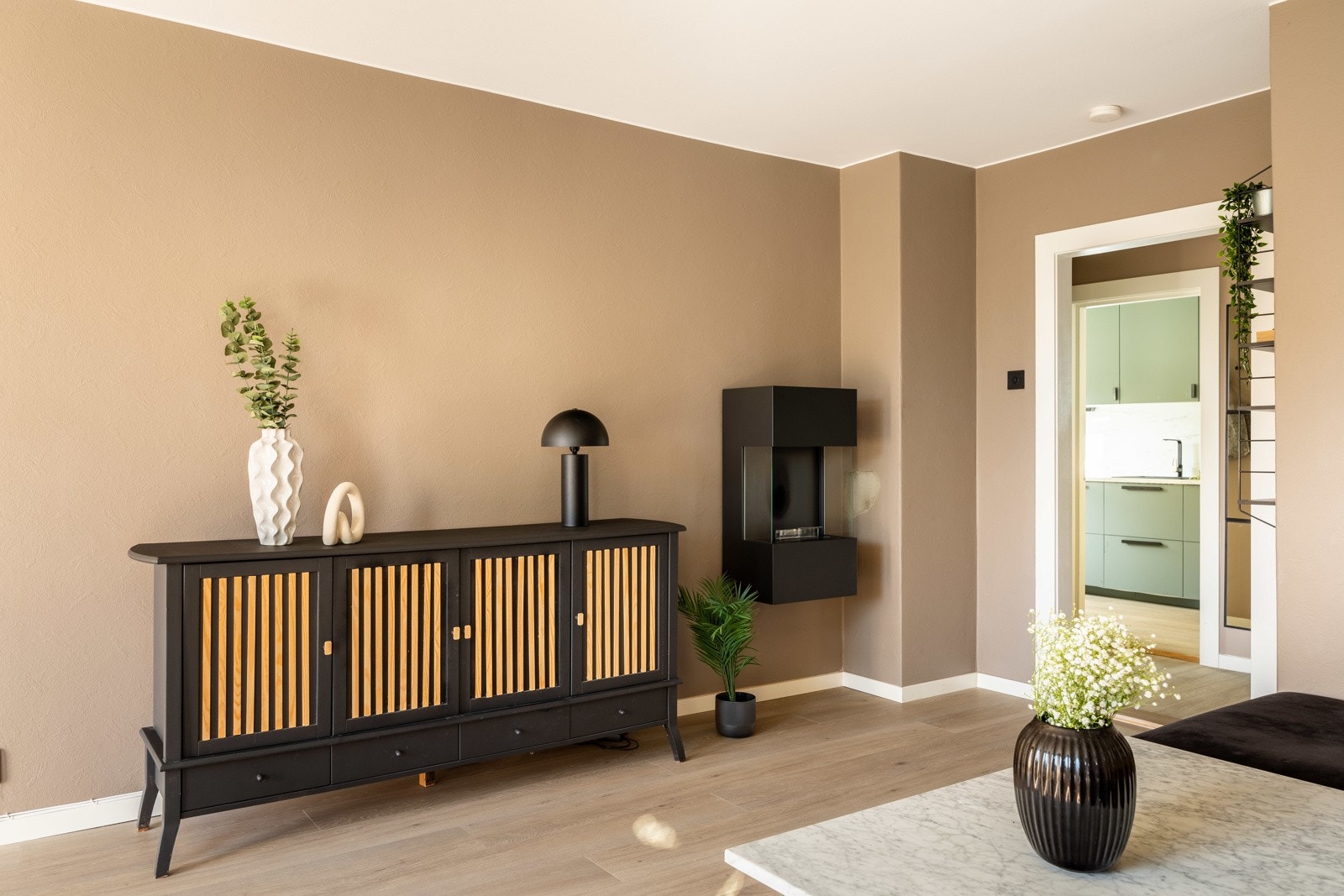 Peisen utnyttes til det fulle når høst- og vintermånedene melder sin ankomst, og leiligheten oppleves lun og behagelig da peisen varmer godt. Galleribilde