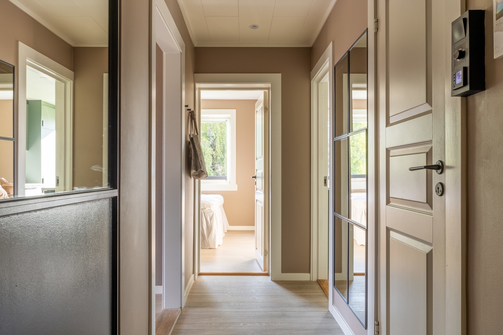 Du blir ønsket velkommen inn i en innbydende entré med plass til oppheng av yttertøy og sko. Galleribilde