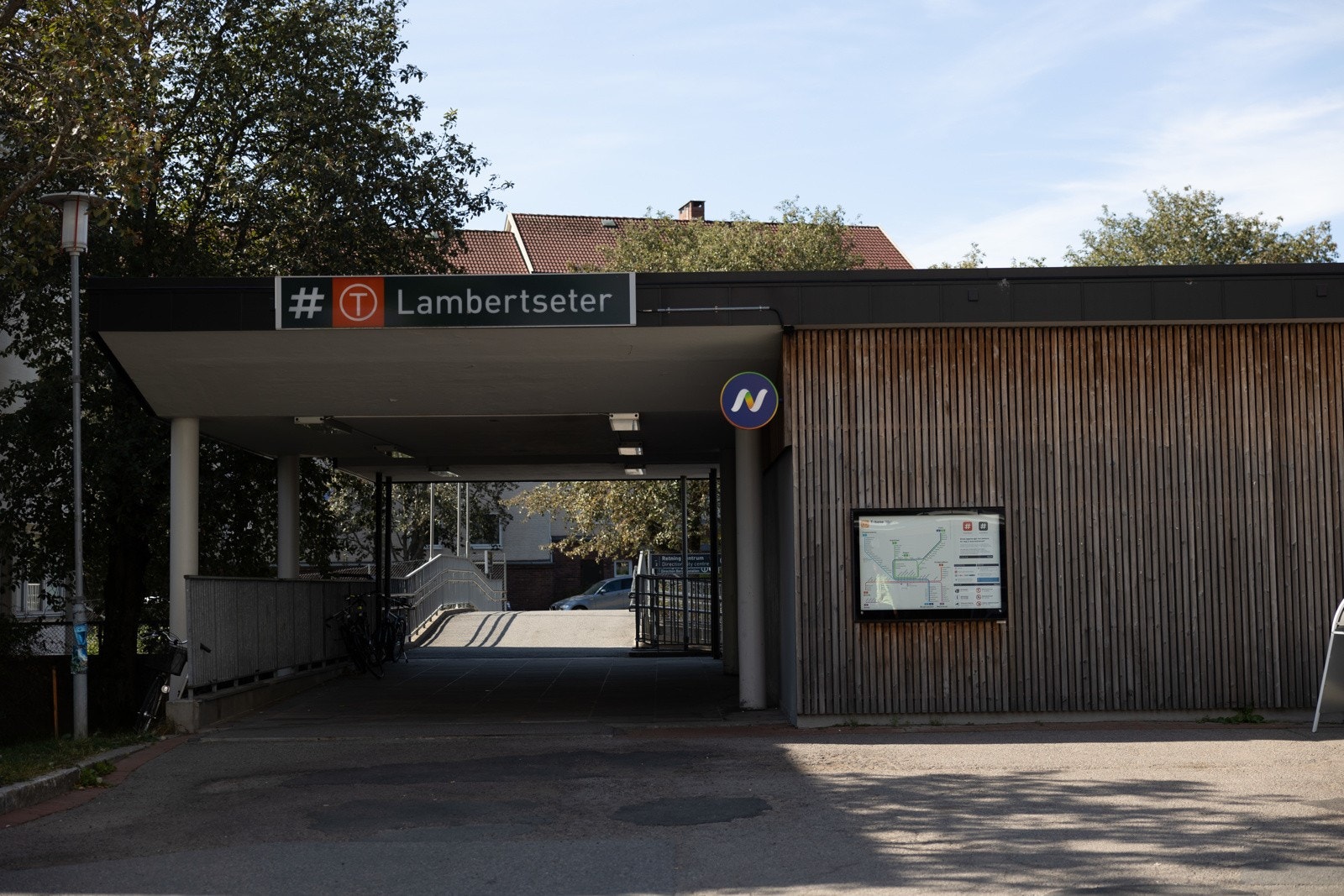 T-banen er ikke lange veien unna leiligheten. Galleribilde