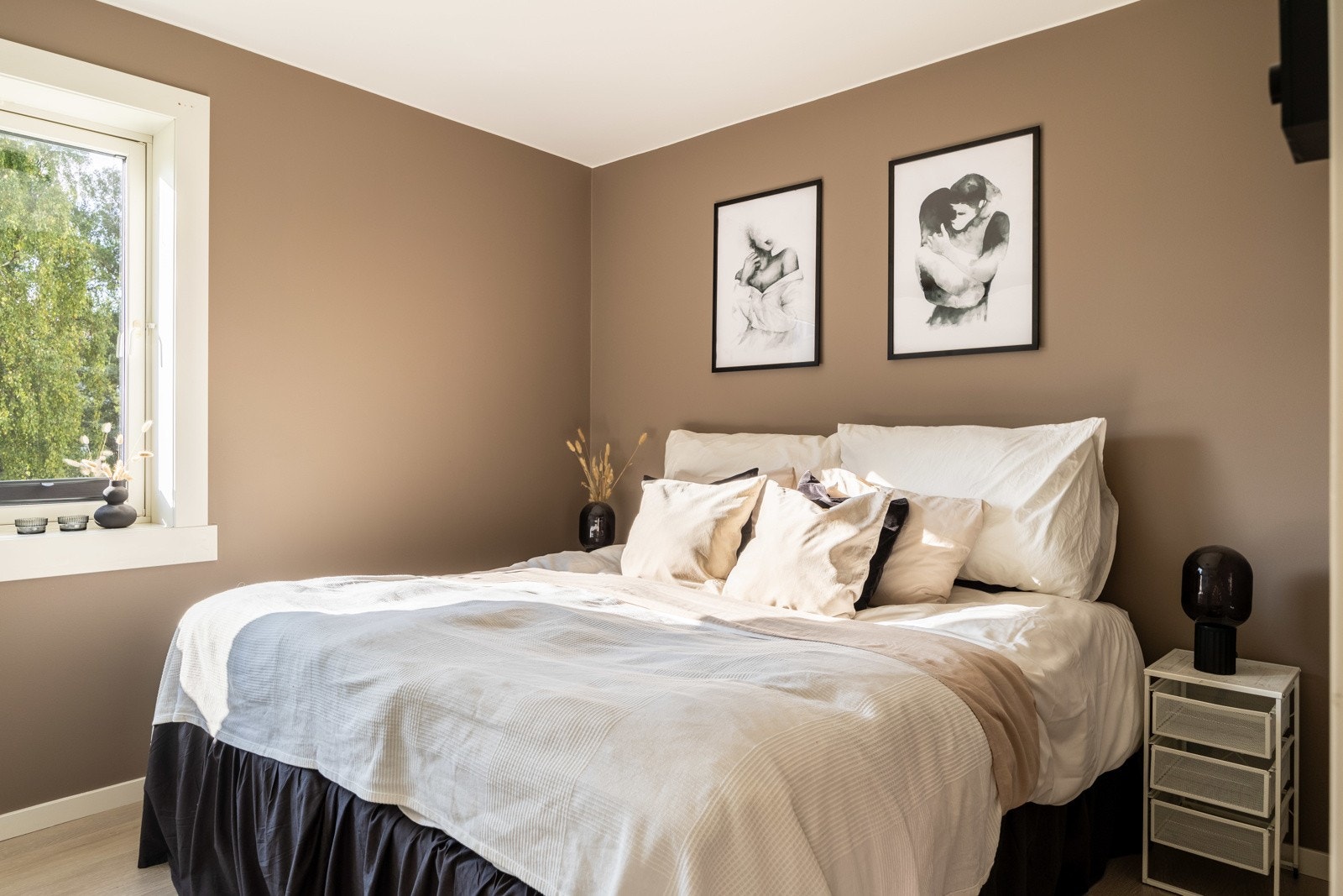 Leiligheten har to store og lyse soverom med adkomst fra stue og entré. Rommene har en avslappende atmosfære og får rikelig med naturlig lys gjennom vinduene. Galleribilde