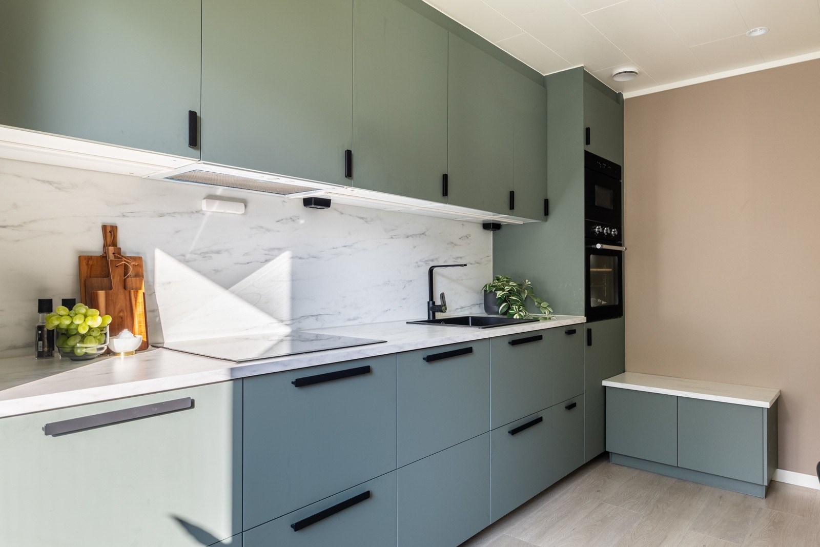 Kjøkkenet har godt med oppbevaring. Galleribilde