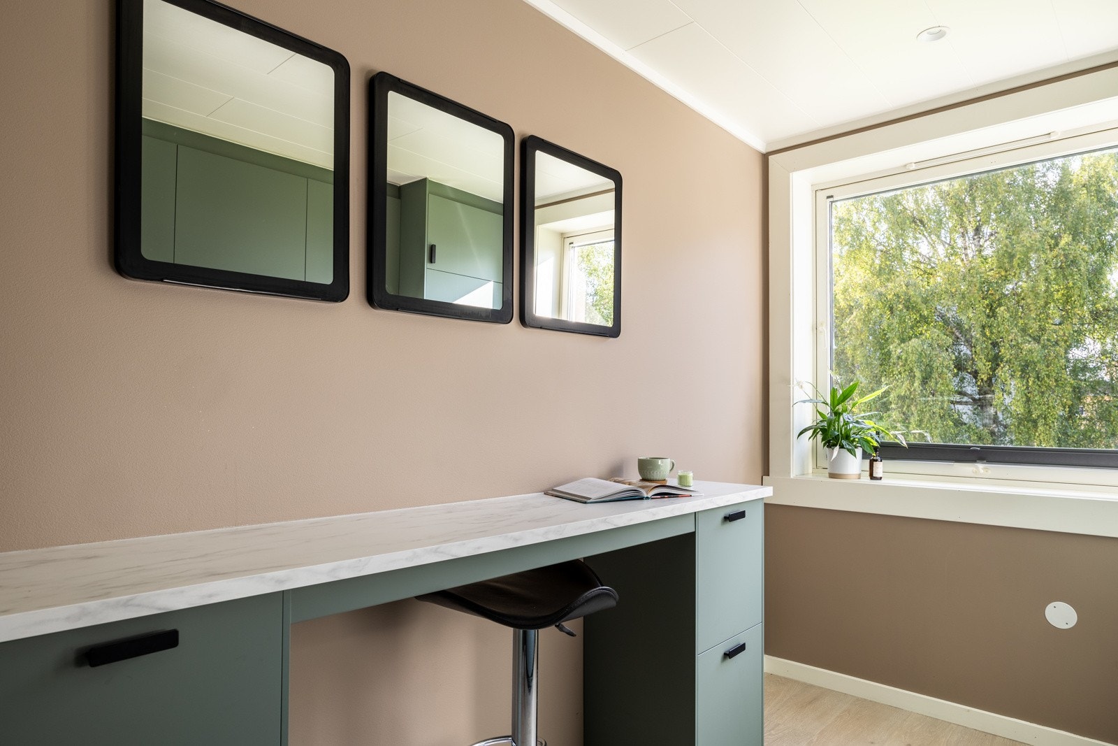 Kjøkkenet har et stort vindu som gir rikelig med naturlig lys. Galleribilde