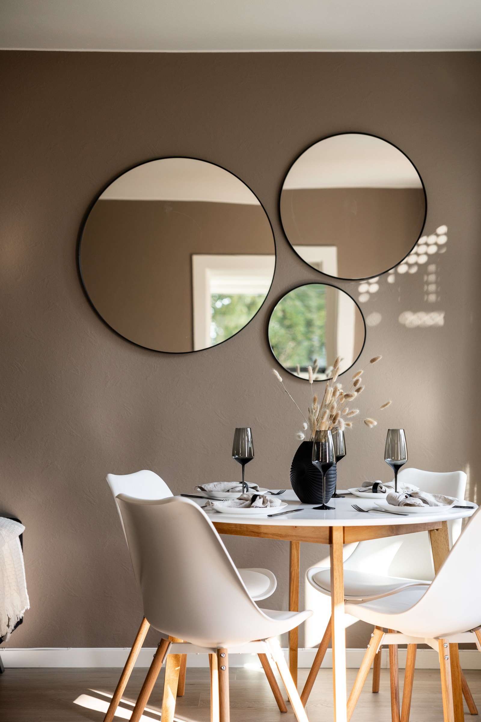 I 2021 ble alle stikkontaktene byttet ut, og det ble installert nye spotter i taket på kjøkkenet, gangen og badet. Galleribilde