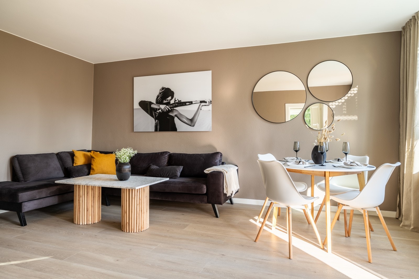 Planløsningen er praktisk utformet og gir muligheter for en fullverdig spisegruppe med hyggelig utsyn. Galleribilde