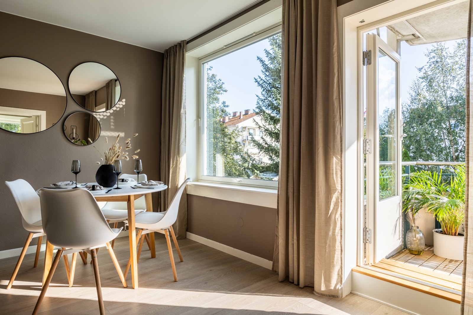 Hele leiligheten ble oppgradert i 2021, med oppussing av vegger, tak, gulv og kjøkken. Galleribilde