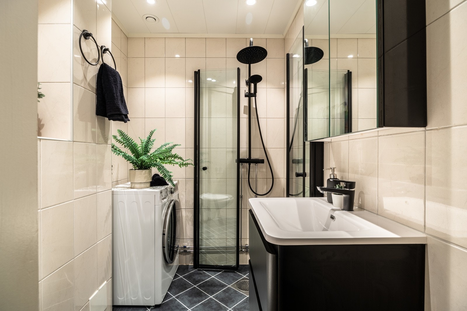 Leiligheten har et stilrent bad fra 2011, levert av Bademiljø. Badet har flislagt gulv med gulvvarme og flislagte vegger. Galleribilde