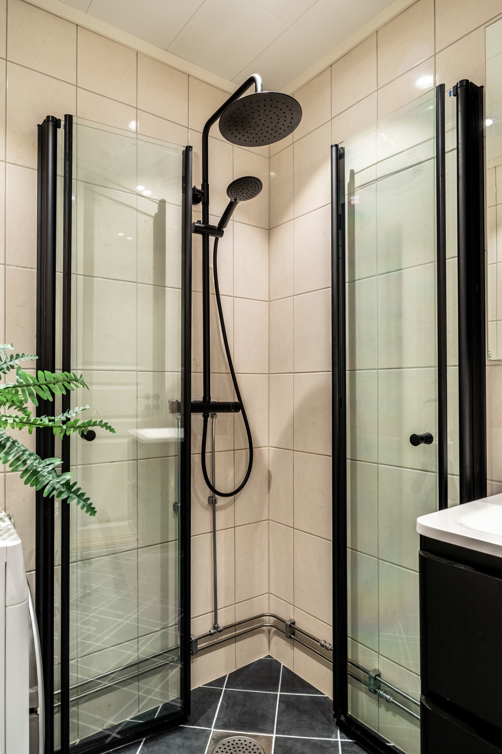 Badet er av god størrelse med romslig dusjnisje og gulvstående toalett. Alt av inventar, inkludert taket, ble oppgradert i 2021, med unntak av toalettet. Galleribilde