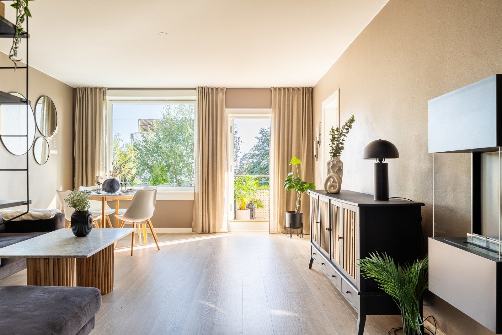 Stuen kan enkelt deles inn i flere soner og tar deg rett ut til en romslig balkong på 7 kvm, som blir en forlengelse av stuen på fine sommerdager. Galleribilde